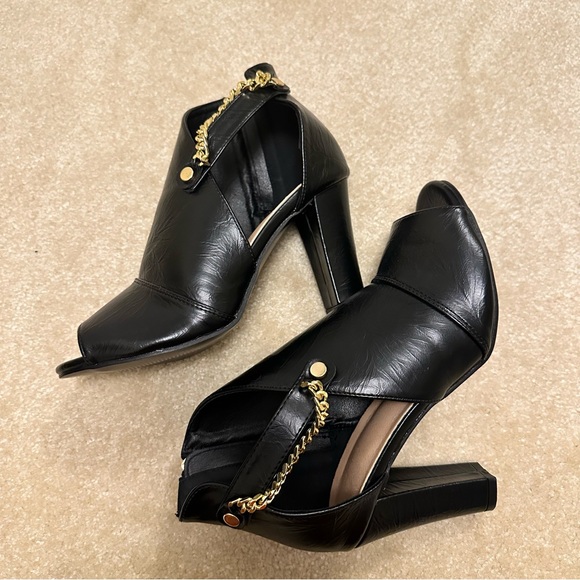 ⭐️ Black 8.5 Heeled Boots with Gold Chain Accent - Picture 3 of 9